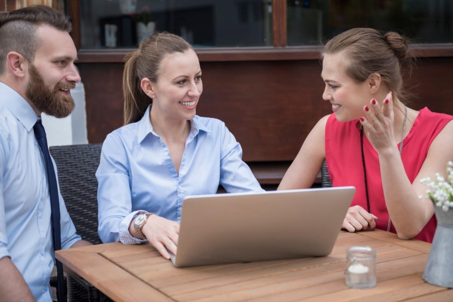 Personne travaillant sur ses finances personnelles avec calme et concentration