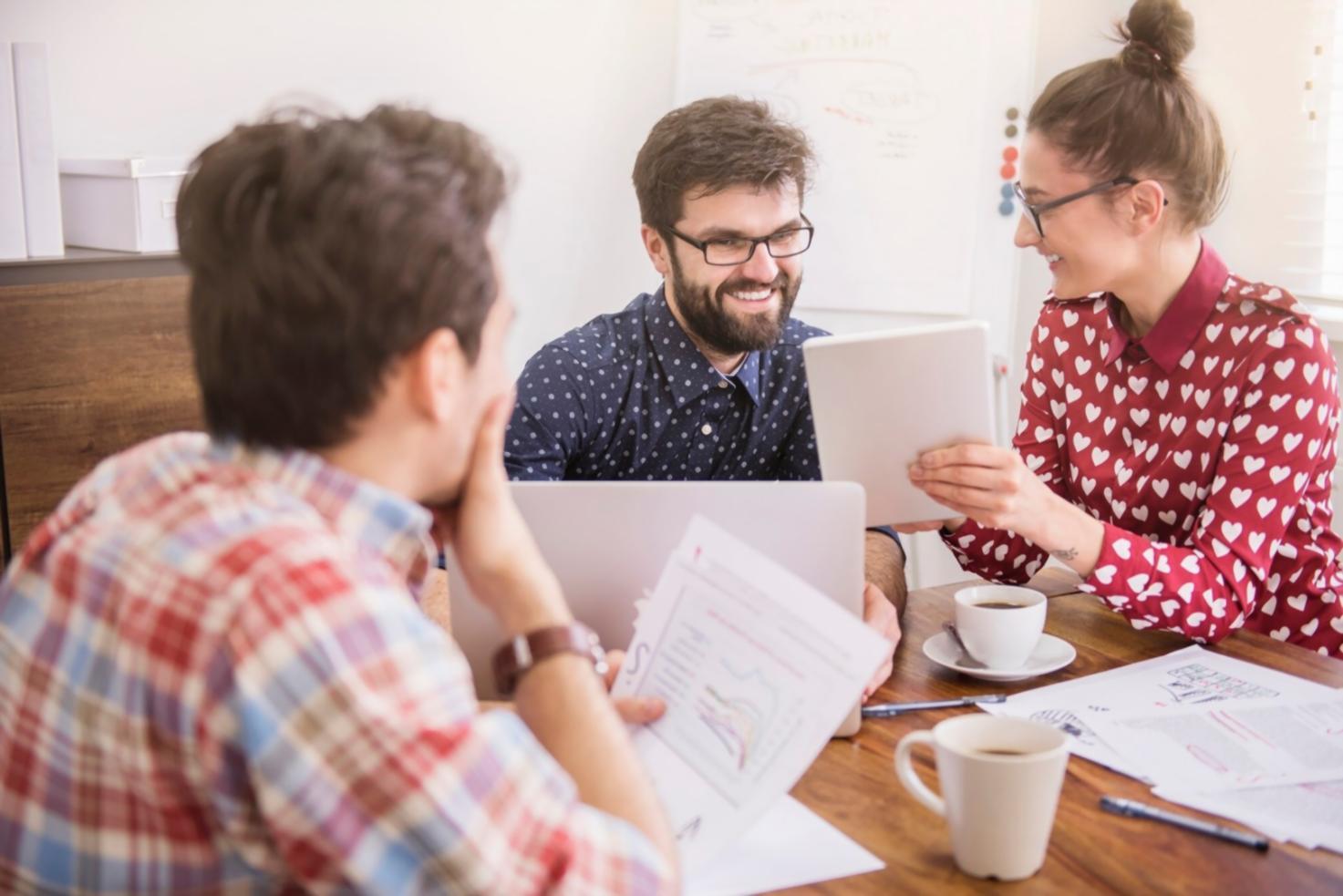 Équipe venquariplox travaillant sur des solutions budgétaires flexibles